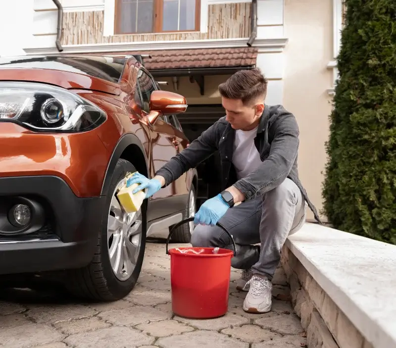 Lavage auto à domicile Échallat : professionnel intervenant sur un véhicule